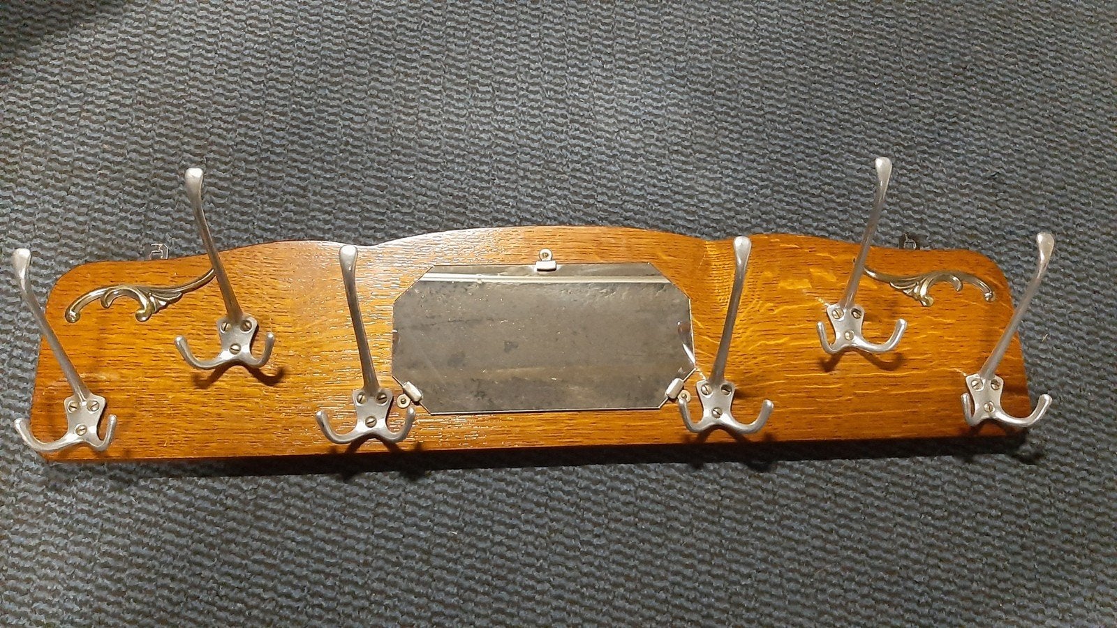 Porte-manteaux ancien, Enlèvement