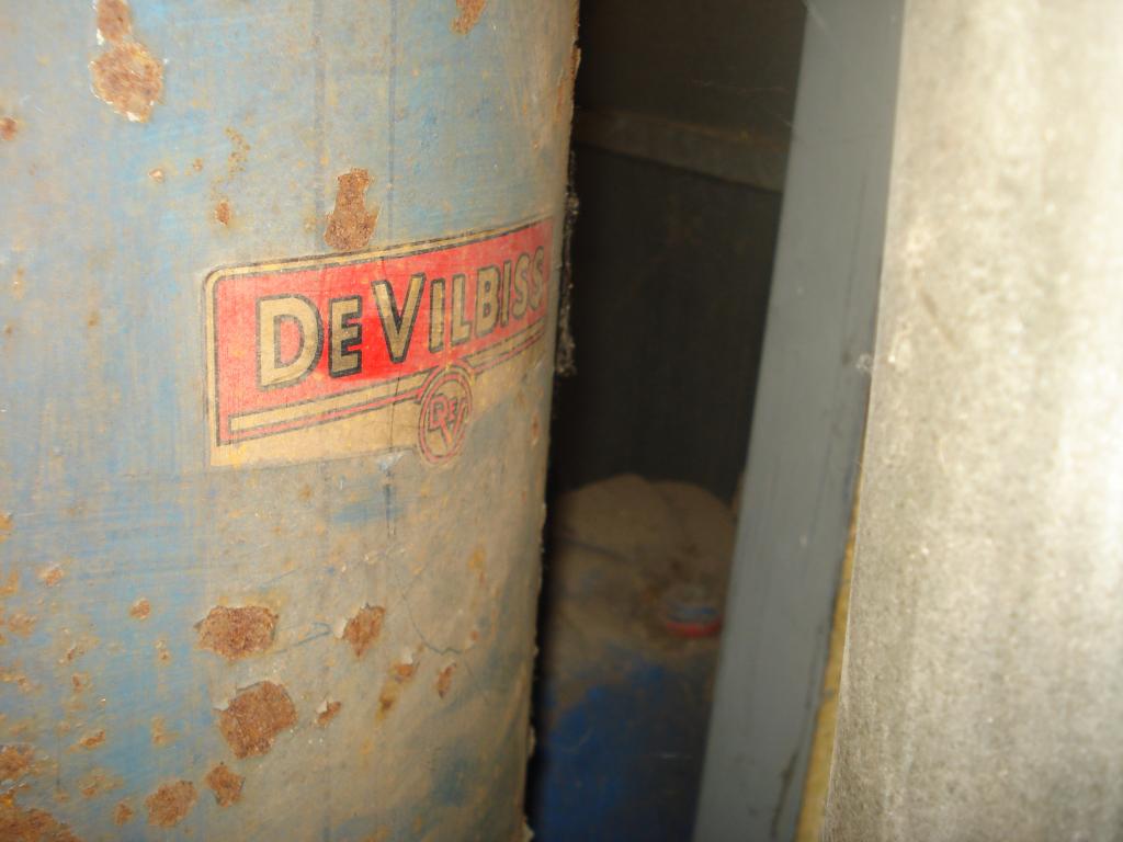 Compresseur ancien DEVILBISS sur chariot avec roues GDE Set., Bricolage & Construction, Compresseurs, 25 à 100 litres, Enlèvement
