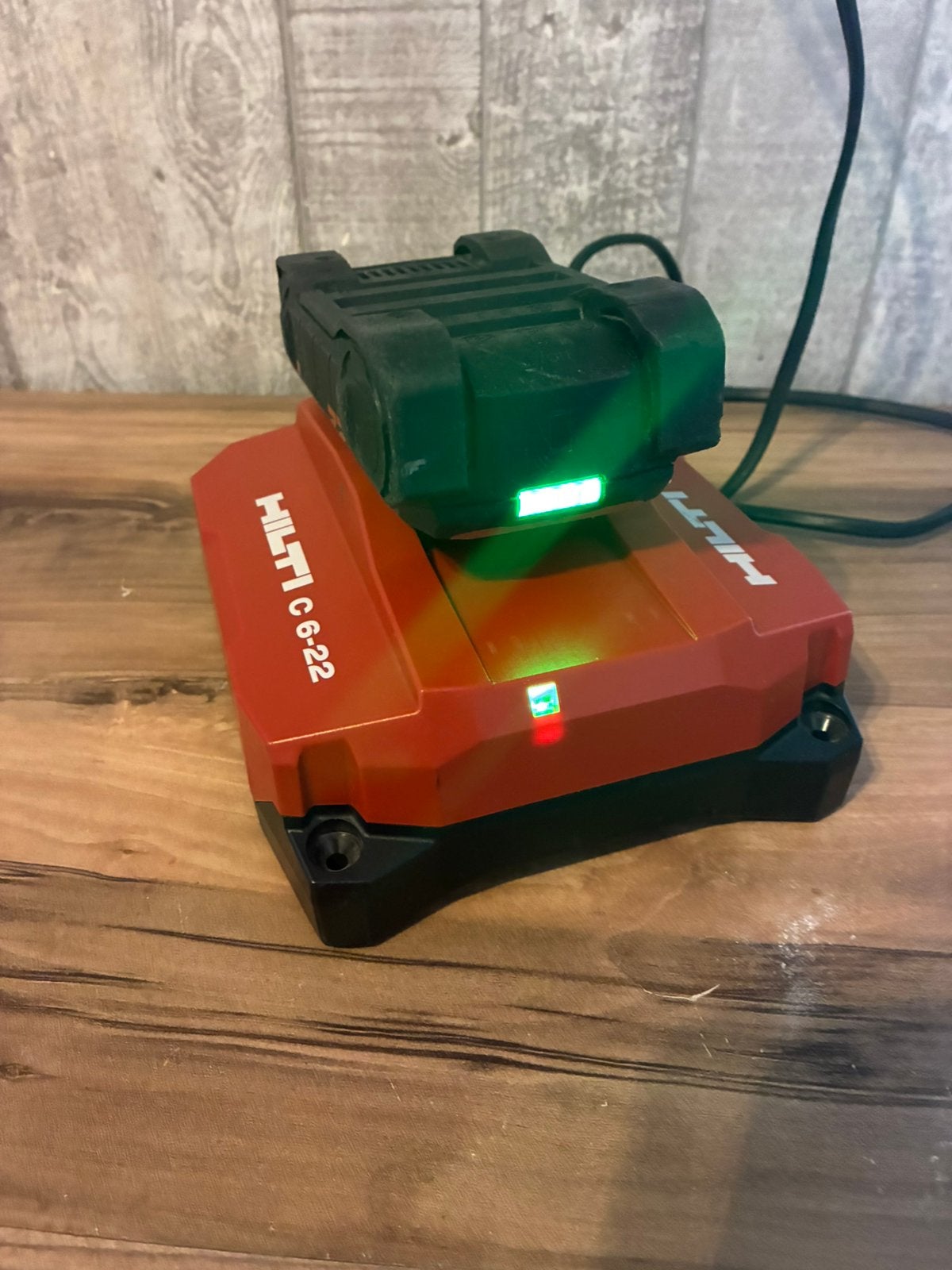 Chargeur rapide Hilti avec batterie Nuron, Bricolage & Construction, Enlèvement ou Envoi, Utilisé