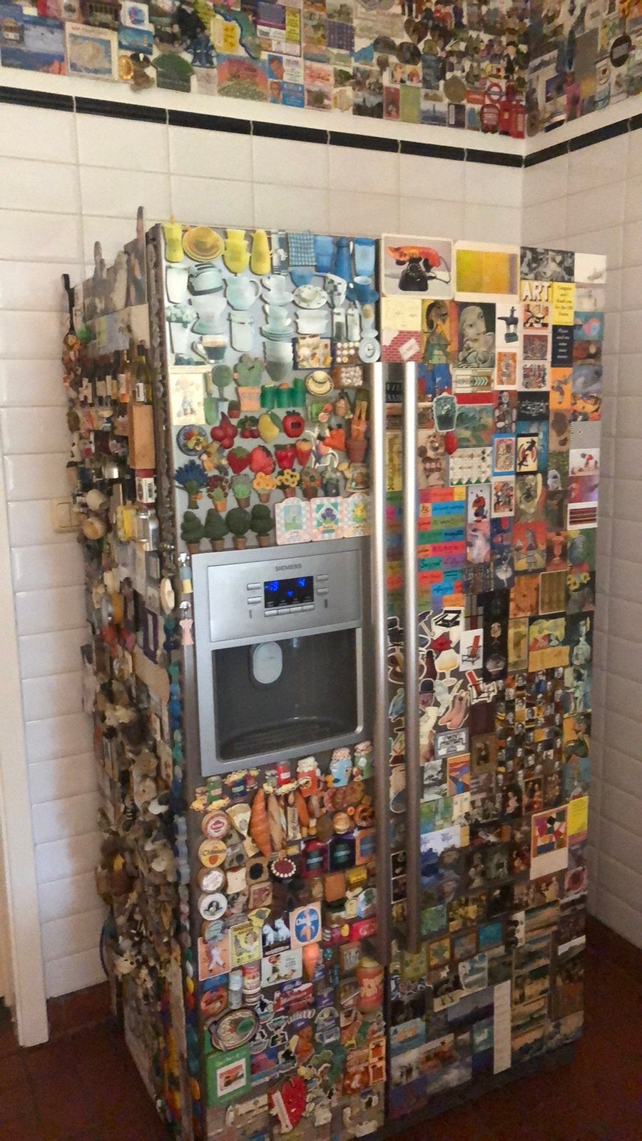 Collectie van ongev 3000 koelkastmagneten, Ophalen