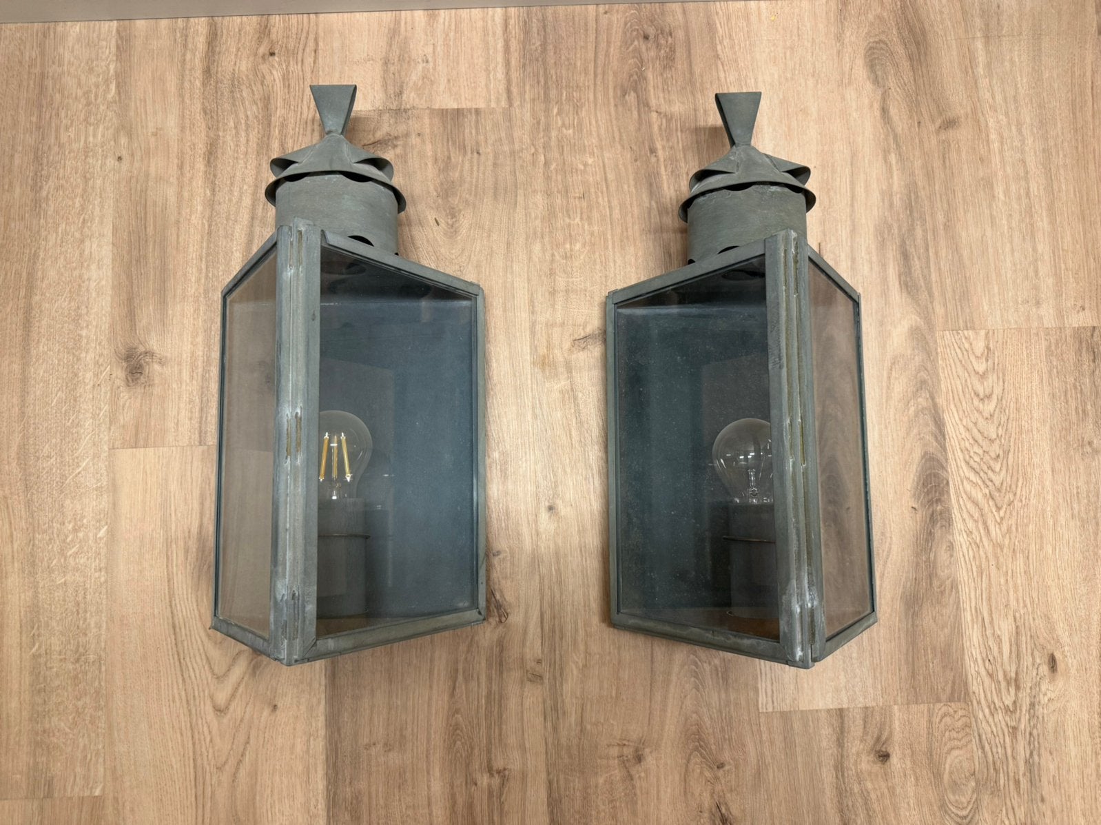 Set van 2 grote zinken/metalen wandlantaarns – landelijk, Enlèvement, Utilisé, Verre