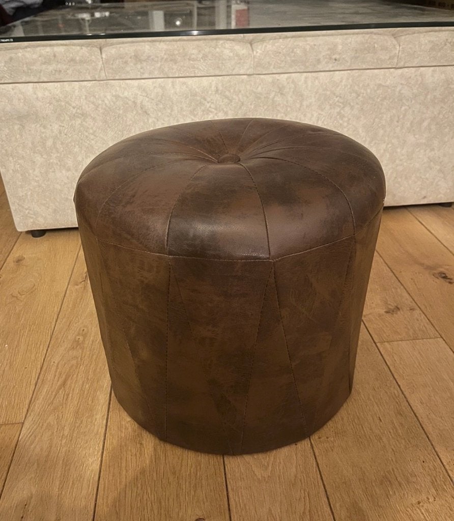 Ronde leren poef bruin - capitonné - vintage look, Huis en Inrichting, Zetels | Voetbanken en poefs, Gebruikt, Minder dan 50 cm