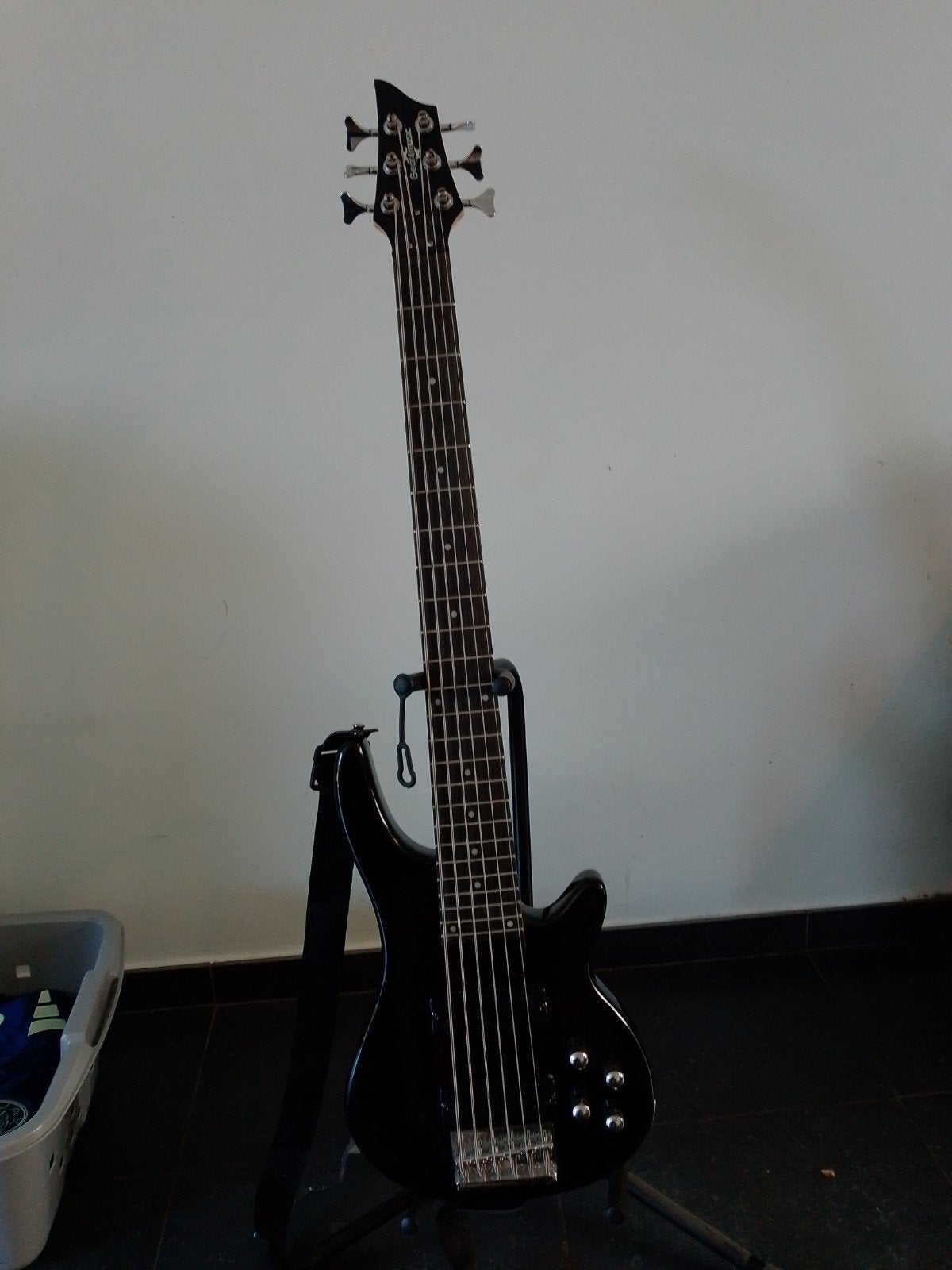6 snarig basgitaar electrisch.Gear4music, Musique & Instruments, Instruments à corde | Guitares | Basses, Enlèvement, Comme neuf