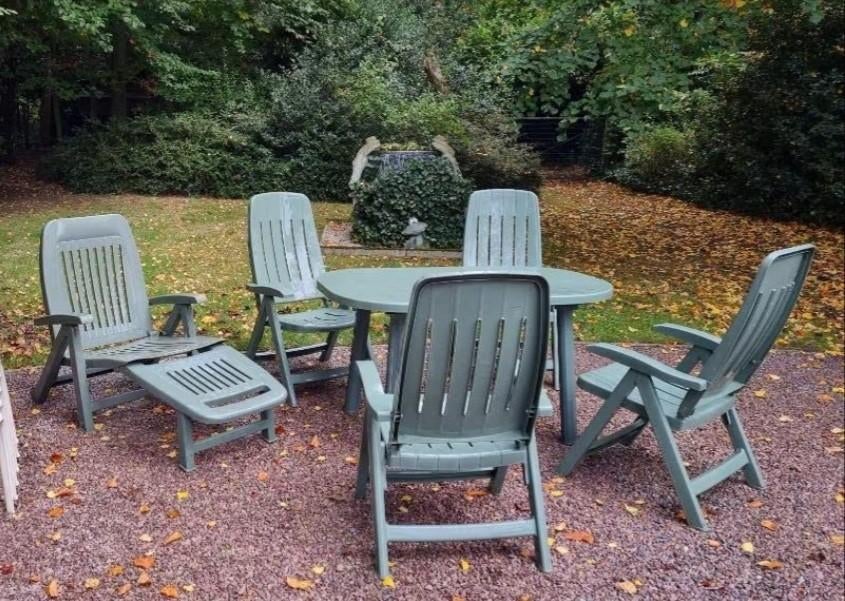 Salon de jardin – Table + 5 chaises + 4 housse, Comme neuf, Ajustable