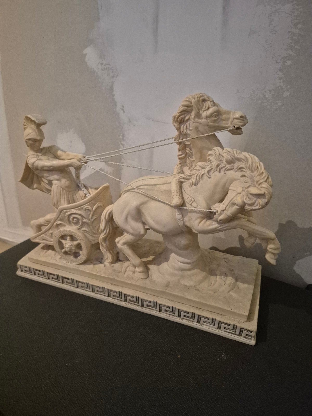 Marmeren Beeld Romeinse strijdwagen., Ophalen of Verzenden, Beeld