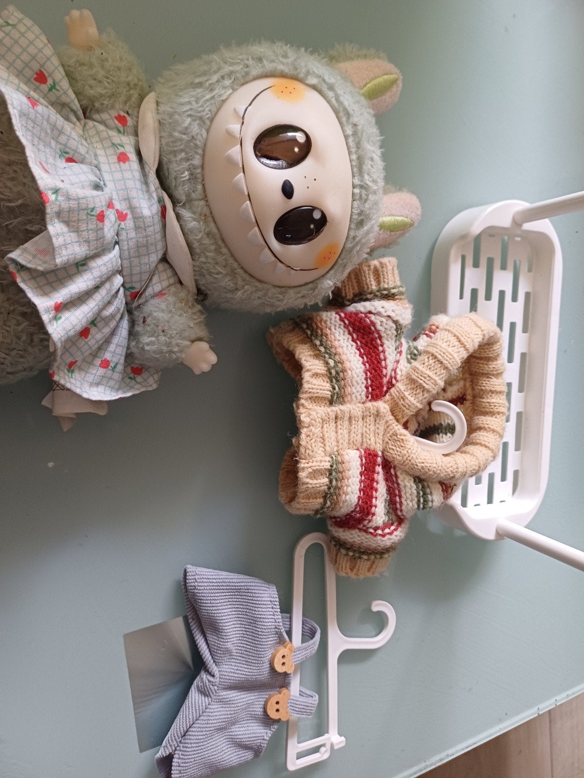 Labubu met kapstok en kledij, Ophalen of Verzenden, Jongen of Meisje