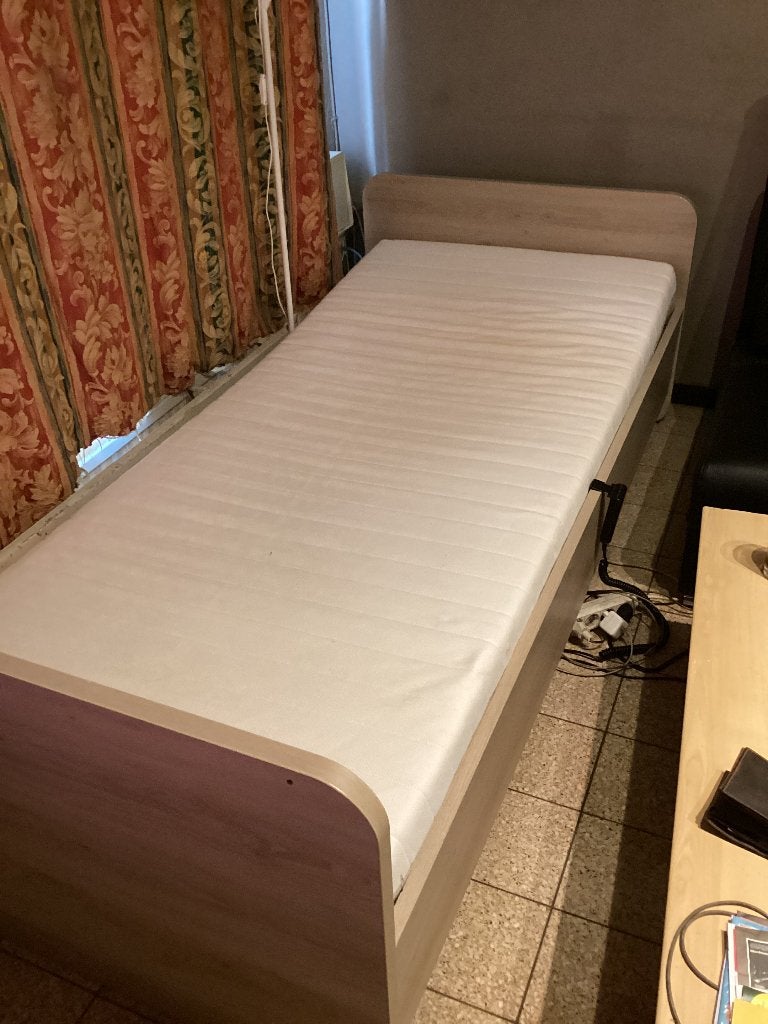 Eenpersoons bed met elektrische lattenbodem, Huis en Inrichting, Ophalen, 90 cm, Eenpersoons, Bruin