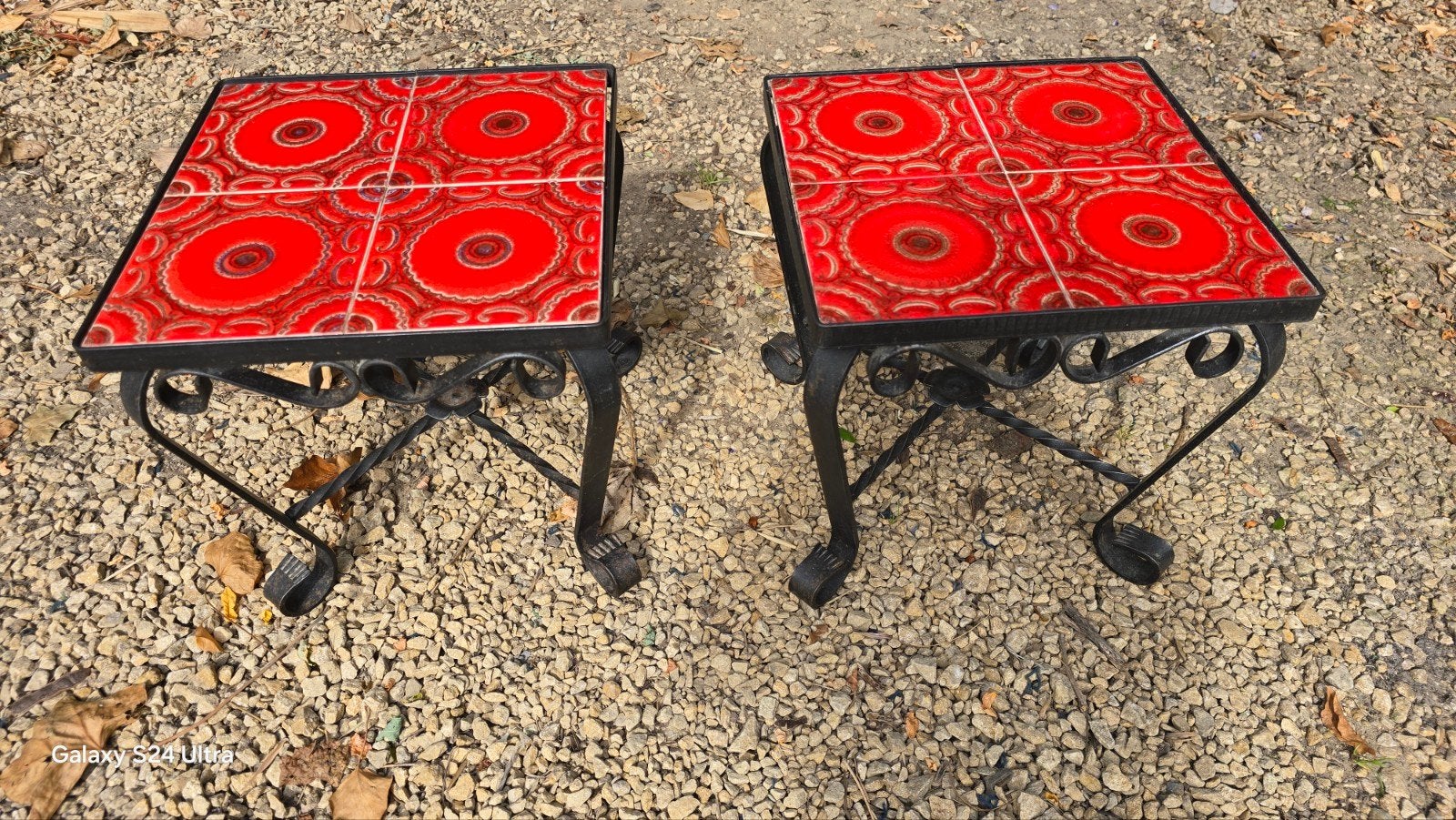 2 vintage bijzettafeltjes rood, Vintage, Moins de 55 cm, Carré, Enlèvement