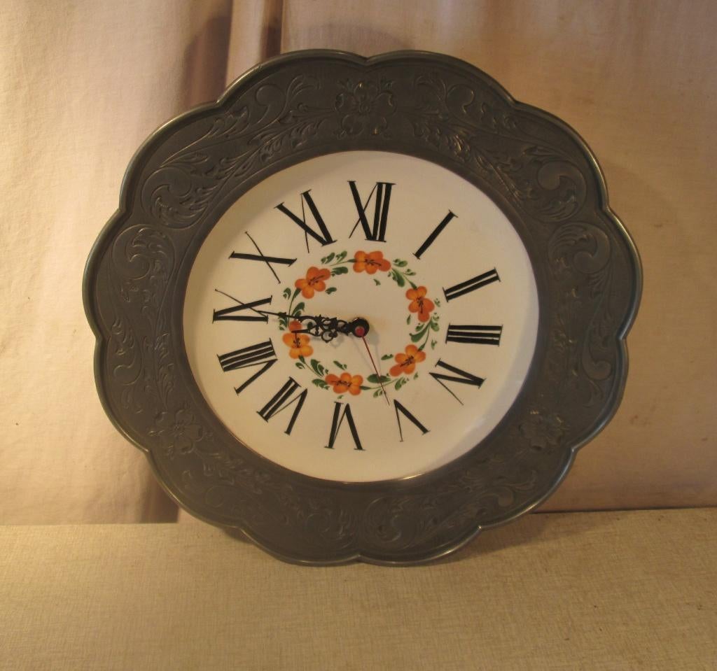 Mooi Retro Wandklok in porselein en tin - 39cm, Ophalen of Verzenden, Huis en Inrichting