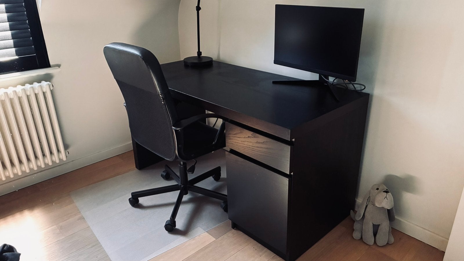 Zwarte bureau  model Malm van Ikea, Huis en Inrichting, Bureaus, Ophalen, Zo goed als nieuw, IKEA, Zwart