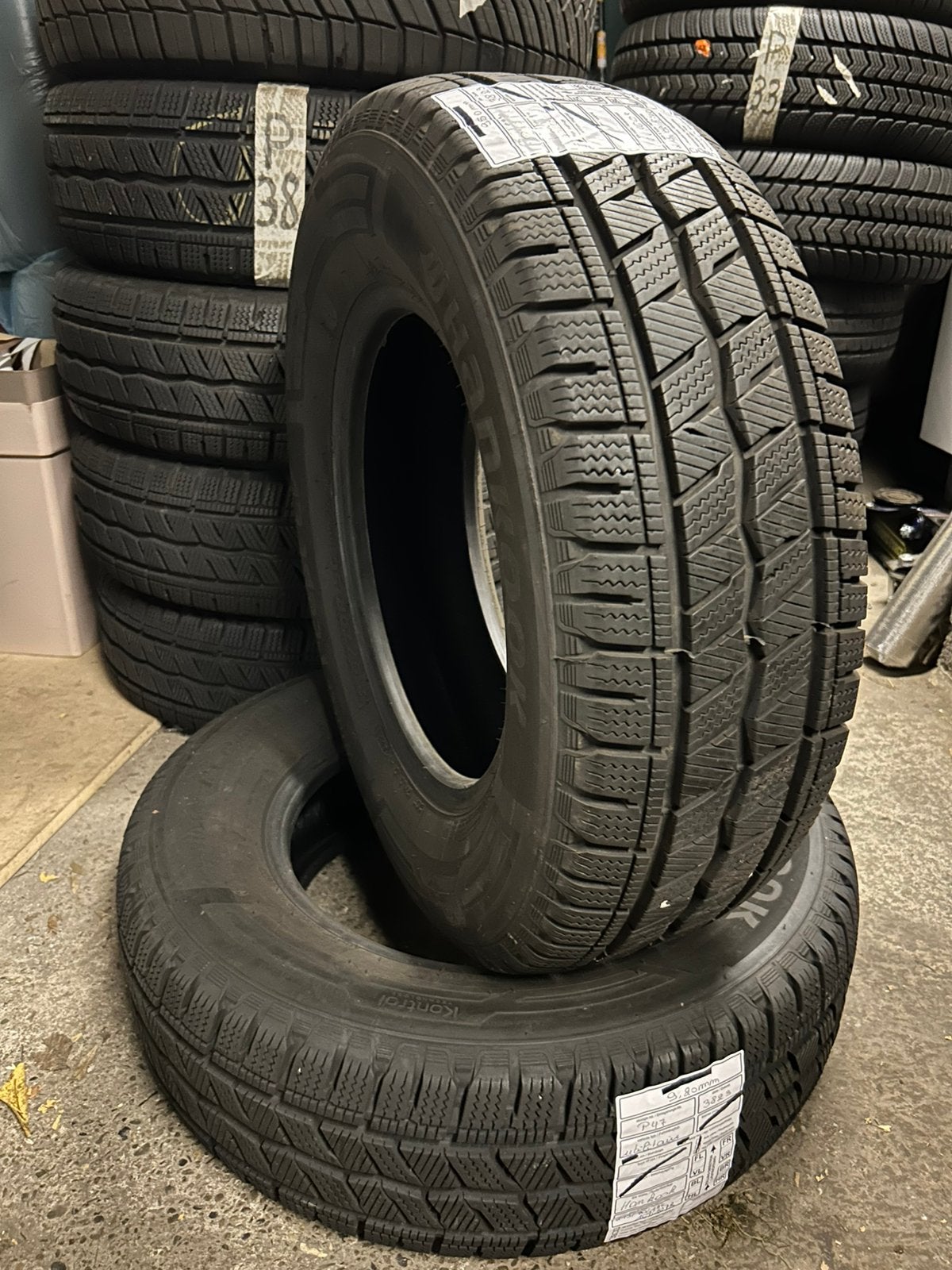 2 nouveaux pneus hiver Hankook 215/70/15C.109/107R, Autos : Pièces & Accessoires, Neuf, 15 pouces, Véhicule utilitaire, Pneu(s)