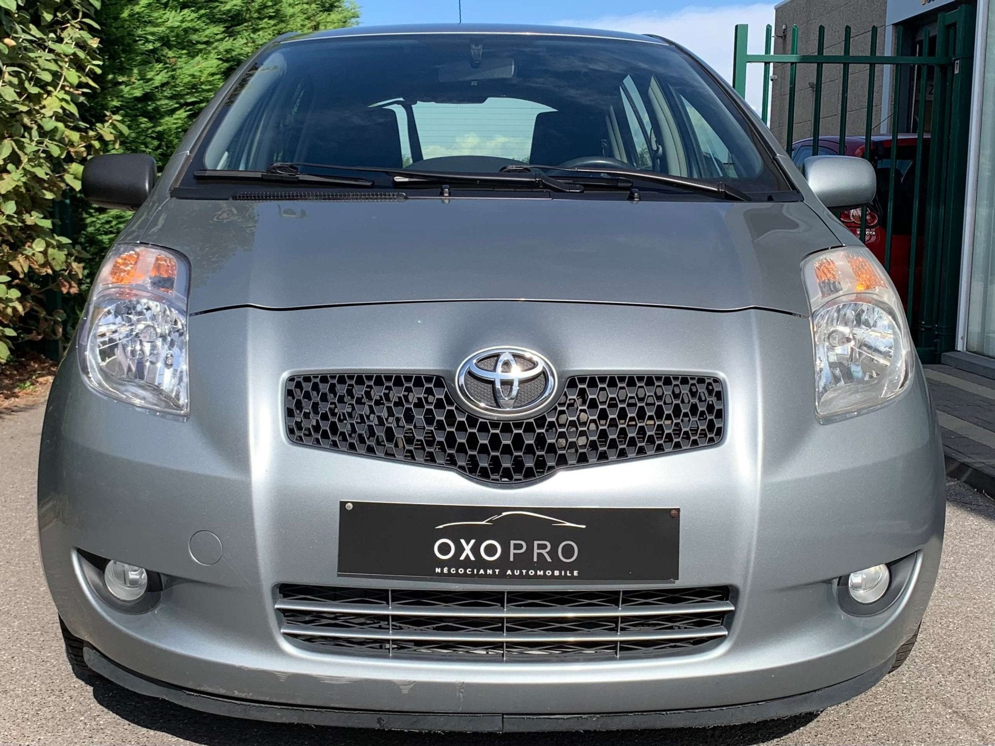 Toyota Yaris 1.3i / 5 PORTES / CLIM AUTO / PRIX À EMPORTER, Autos, Toyota, Argent ou Gris, 87 ch, Boîte manuelle, 5 portes