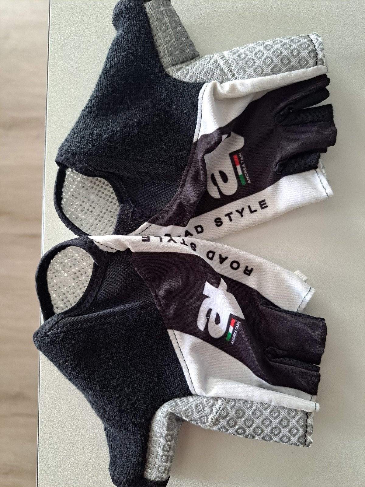 Handschoenen Andrea Tafi, Ophalen