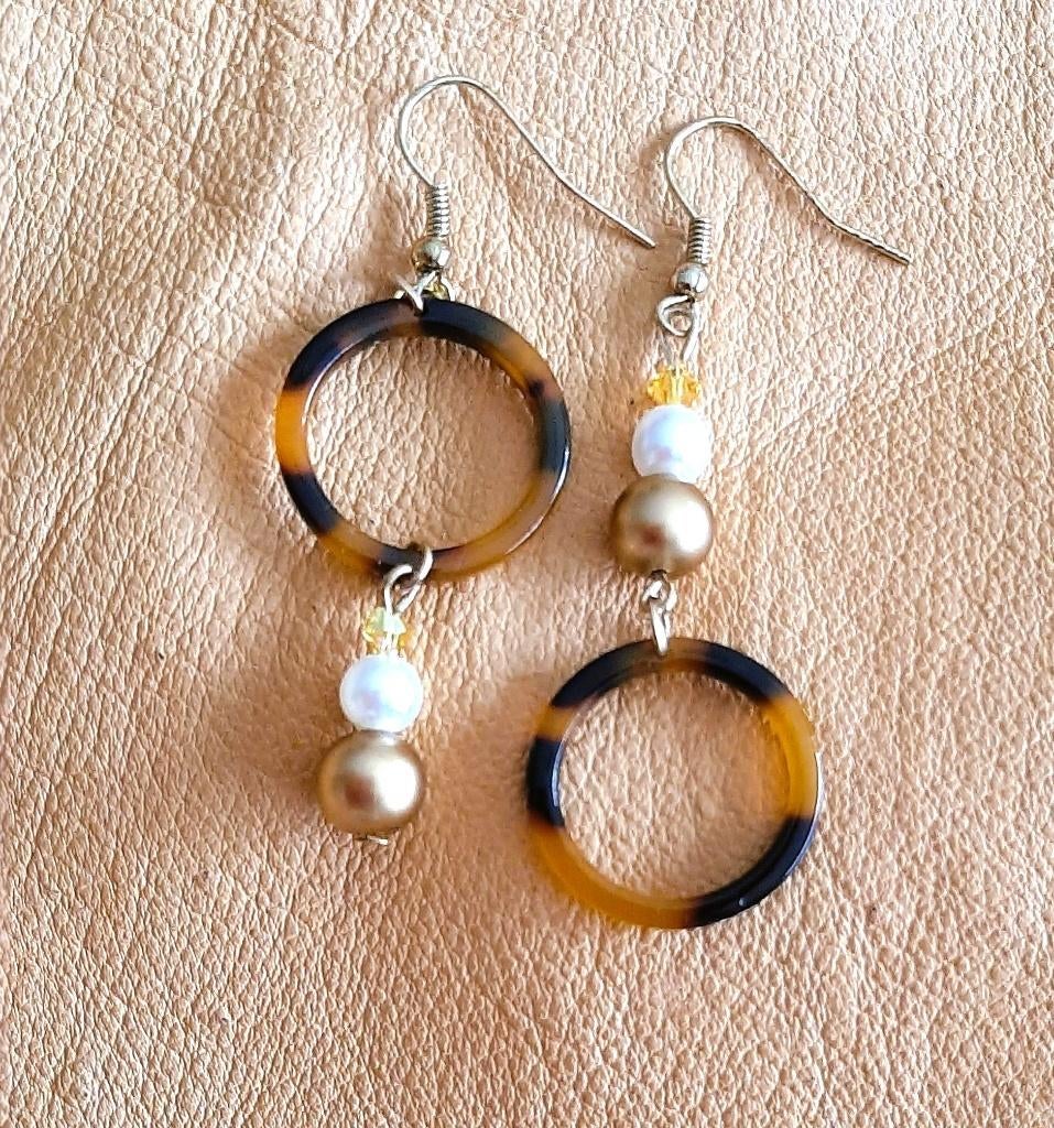 Te koop: Nieuw! Mooi paar asymmetrische oorbellen, Ophalen, Hangers, Bruin, Nieuw