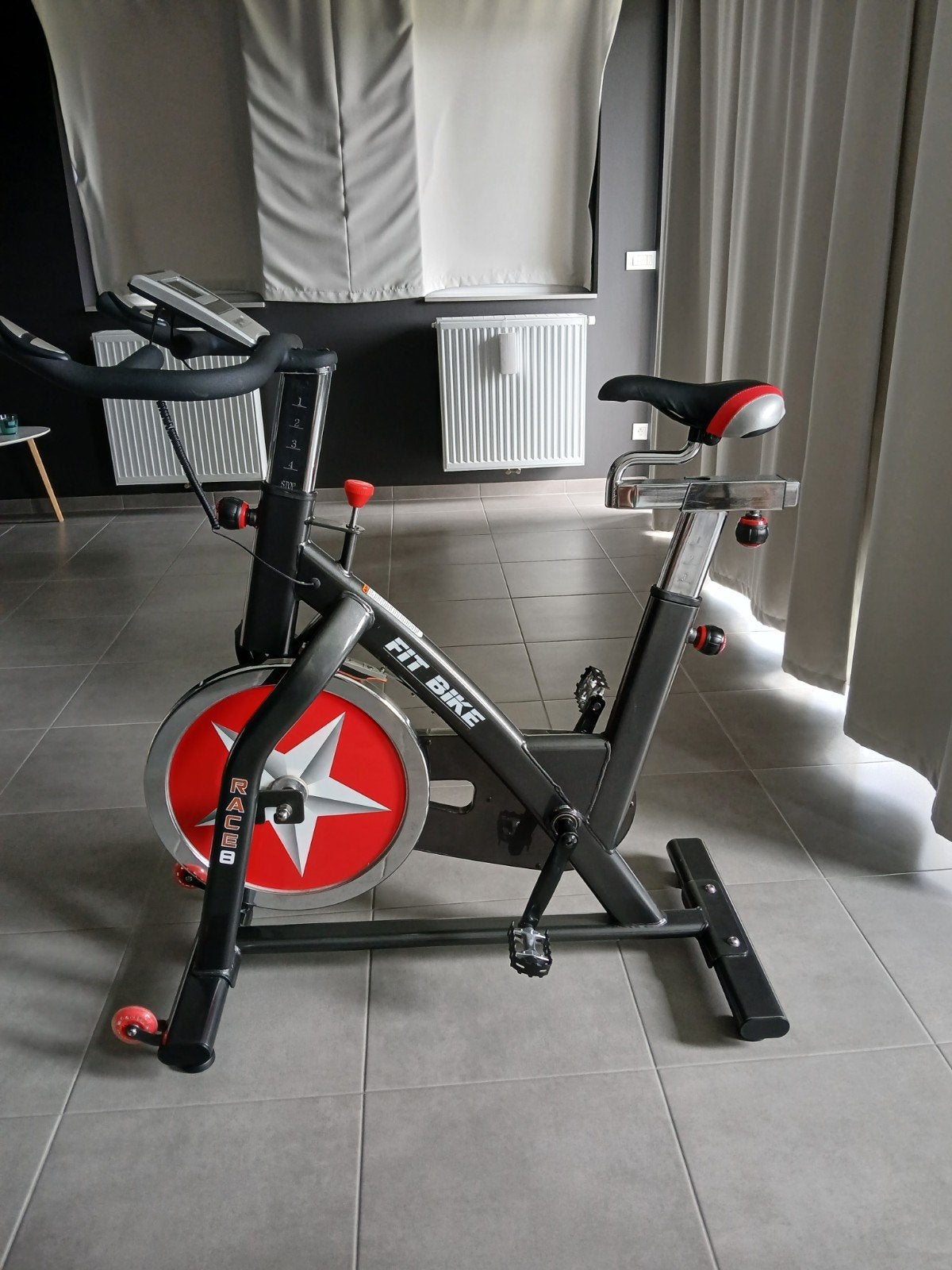 Fitbike met digitaal scherm en nieuwe shimano klikpedalen, Enlèvement, Comme neuf, Métal, Bras