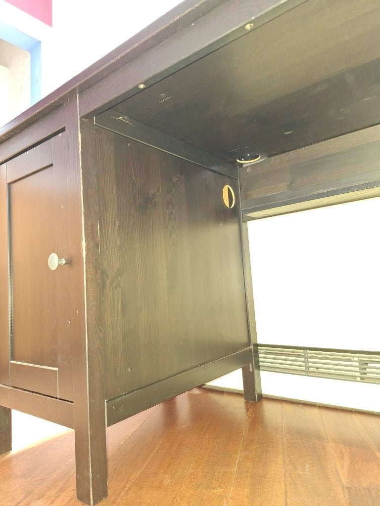 Stevige en ruime bureau., Huis en Inrichting, Bureaus, Gebruikt, Bureau-kast combinatie, Klassiek, Zwart, Kabelgoot, Met lades