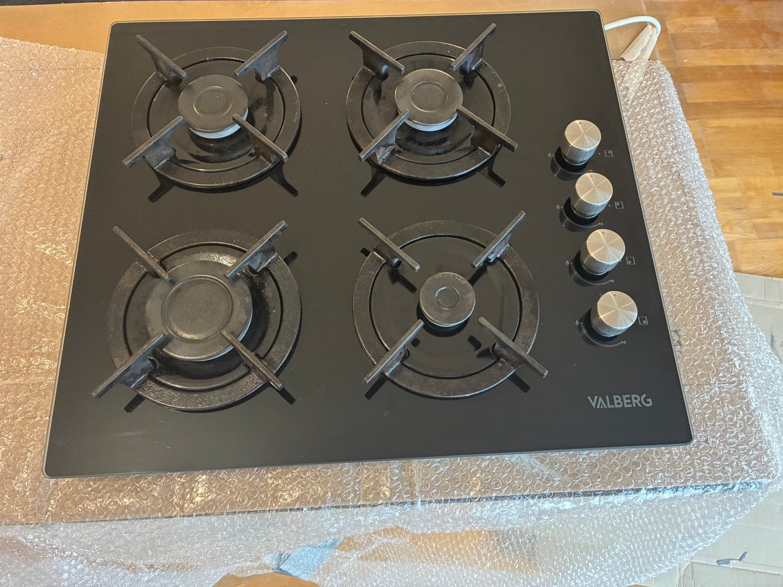 Gratuit- Table de cuisson au Gaz - noir, Electroménager, Gaz, Classe énergétique A ou plus économe, 4 zones de cuisson, Enlèvement