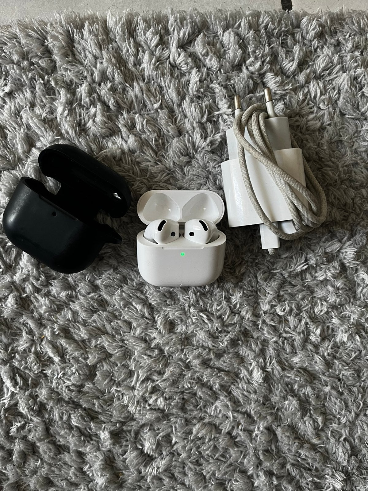 AirPods 4 + hoesje + oplader, Gebruikt, Bluetooth, Ophalen of Verzenden, Apple