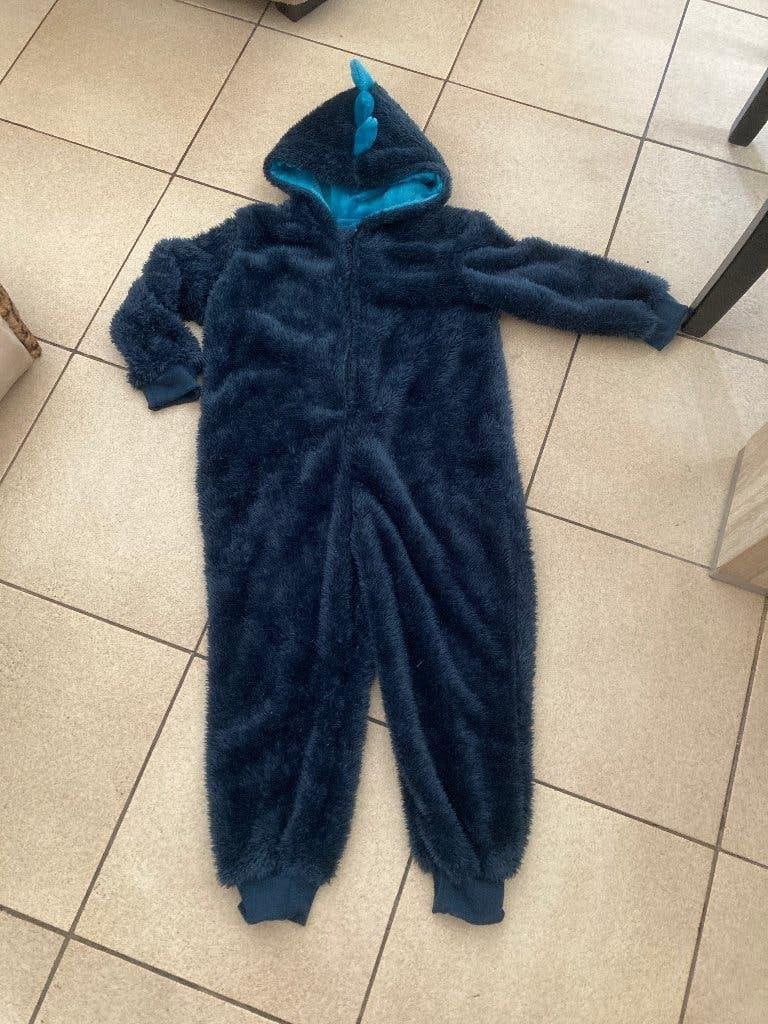 Nieuwe blauwe onesie ' Dino ' maat 104 / 110, Kinderen en Baby's, Ophalen of Verzenden, Nieuw, Nacht- of Onderkleding