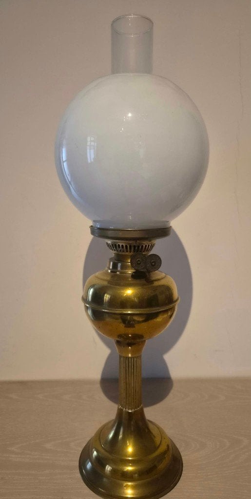 Ancienne lampe à pétrole DUPLEX en laiton et opaline blanche, Enlèvement