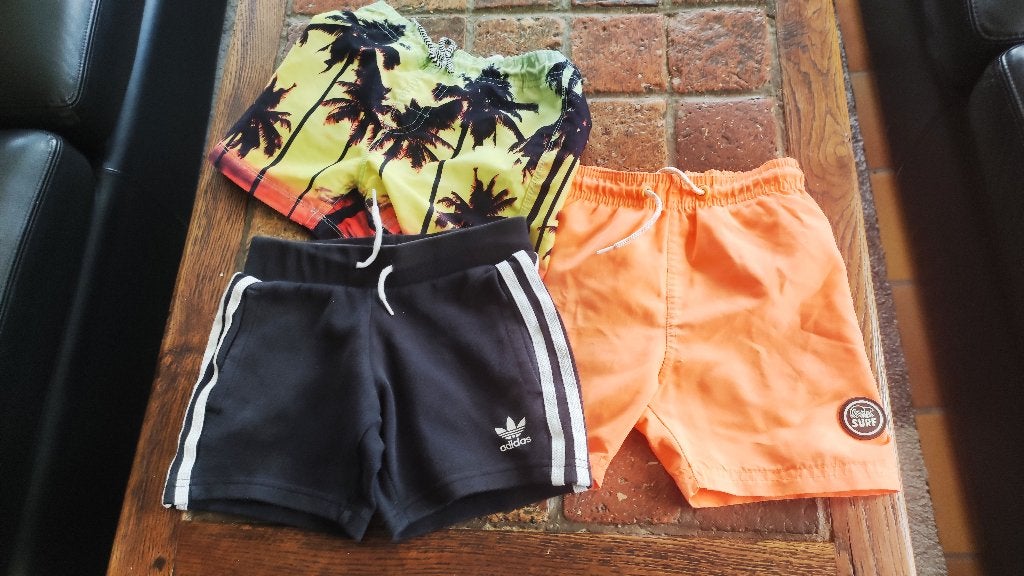 Korte broeken / zwemshorts 3/4 jaar 6 €/stuk, Kinderen en Baby's, Kinderkleding | Maat 104, Ophalen, Gebruikt, Jongen, Sport- of Zwemkleding