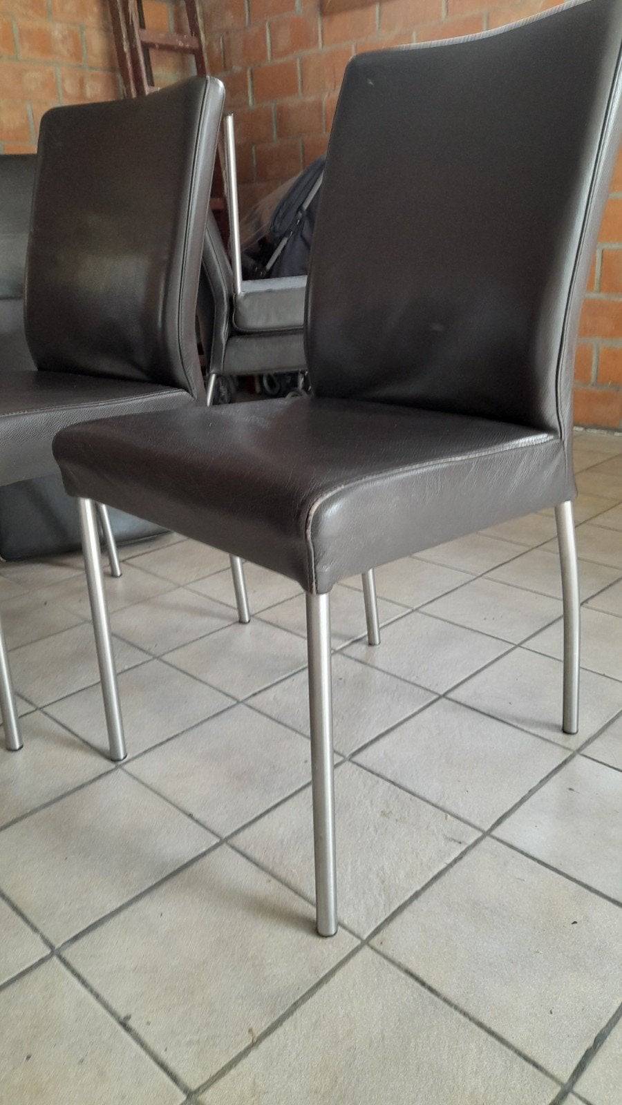 6 donkerbruin lederen stoelen met geborstelde alu. poten, Huis en Inrichting, Ophalen