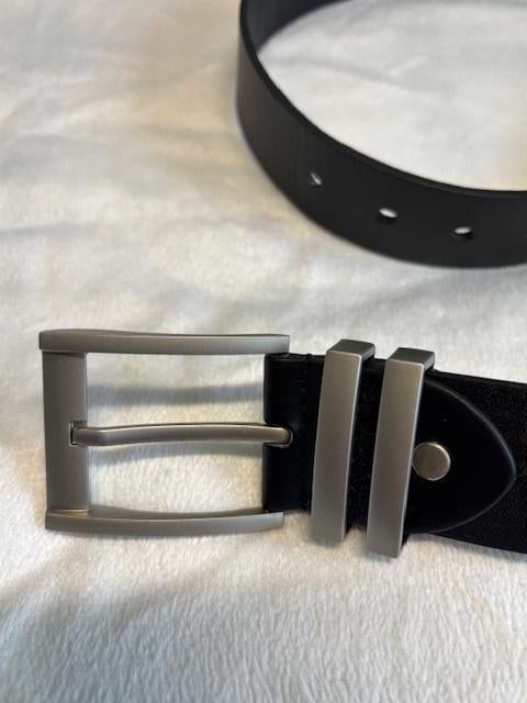 Très belle ceinture noire avec boucle argentée mat, Vêtements | Hommes, Ceintures, 95 à 105 cm, Comme neuf, Enlèvement, Ceinture