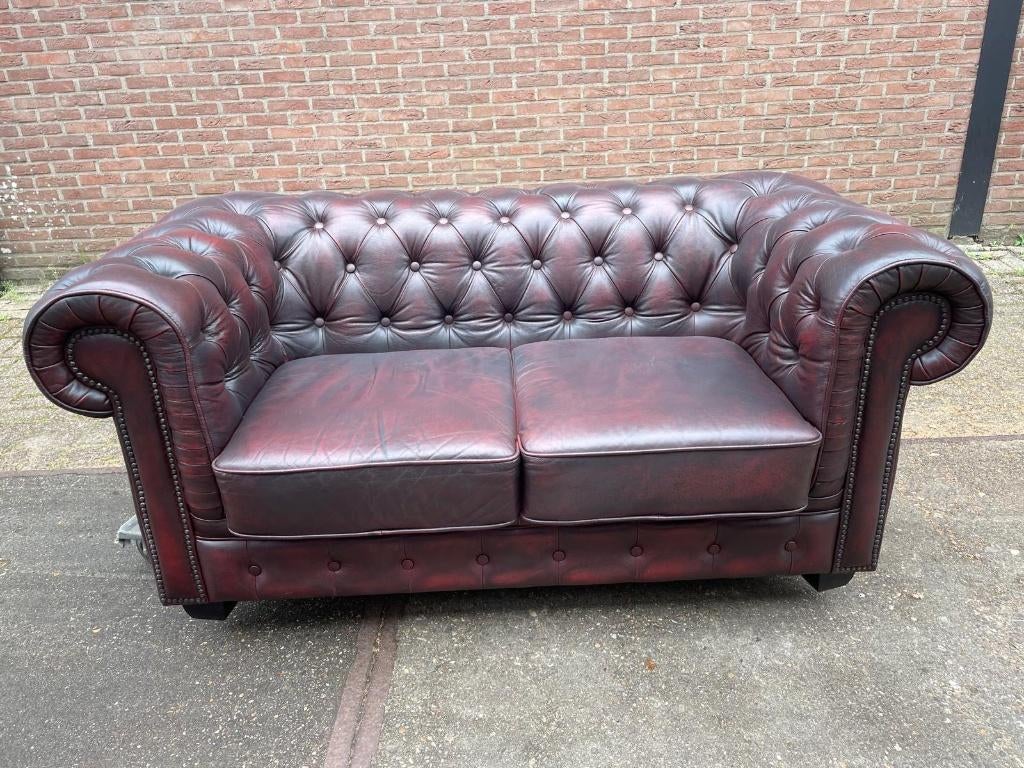 Chesterfield bank Oxblood leder., Maison & Meubles, Canapés | Salons, Utilisé, Banc droit, Deux personnes, 150 à 200 cm, 75 à 100 cm
