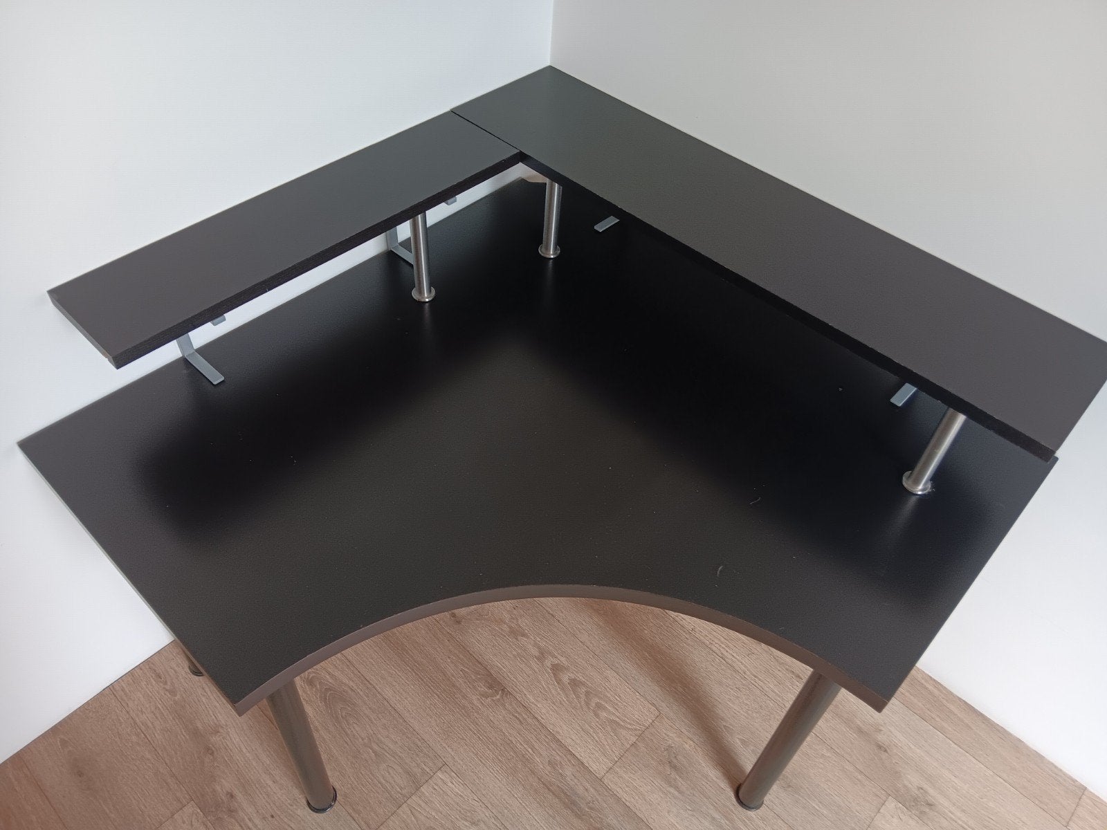 Ruime zwarte hoekbureau met verhoogde legplanken, Maison & Meubles, Bureaux, Enlèvement, Bureau d'angle