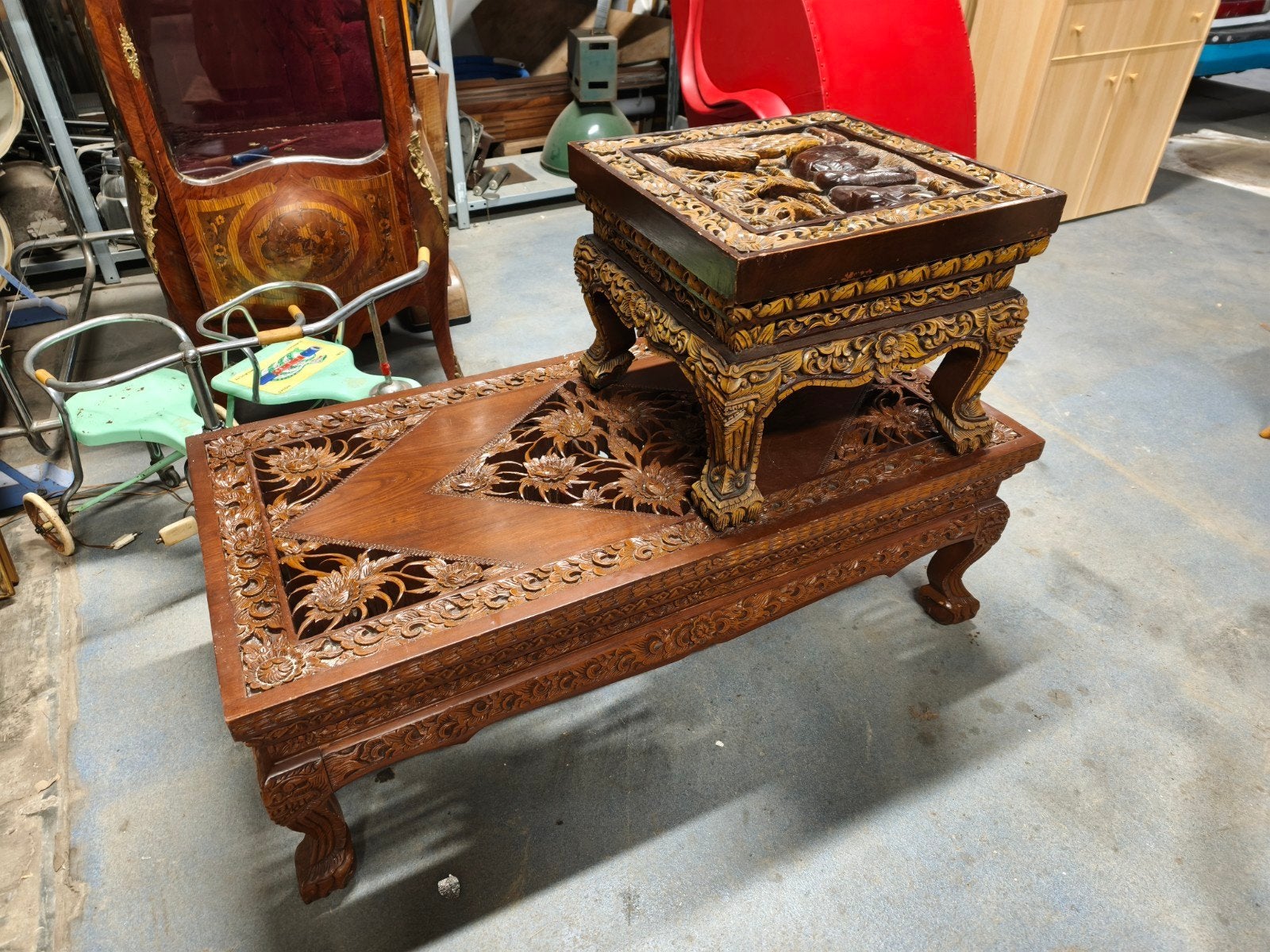 2 gesculpteerde Indische salontafels, Ophalen