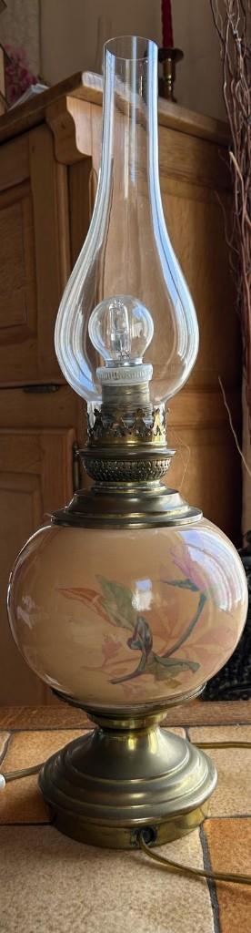 Lampe vintage style pétrole électrifiée avec décor floral, Enlèvement ou Envoi