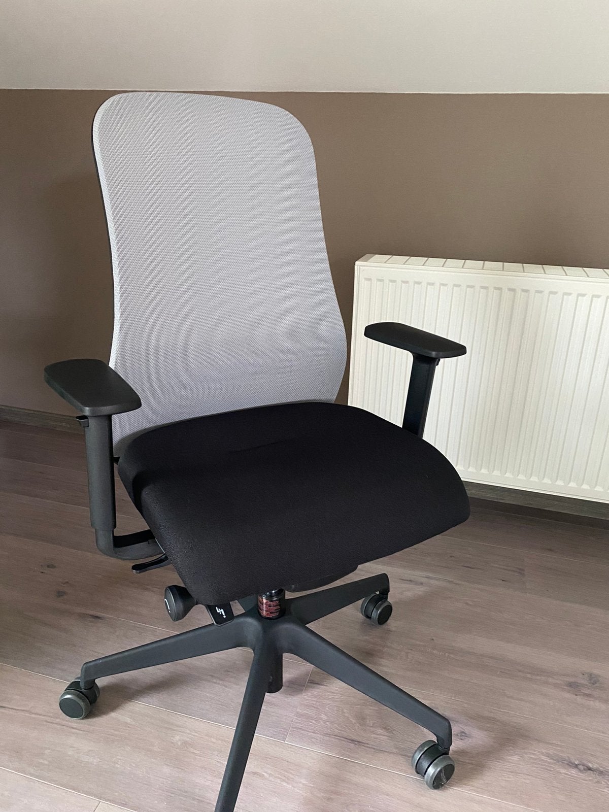 Nowy Styl bureau stoel zwart/grijs, Maison & Meubles, Chaises de bureau, Gris, Comme neuf, Enlèvement, Chaise de bureau