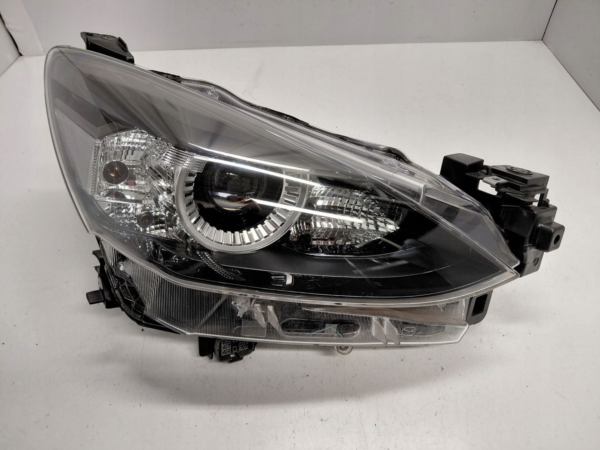 Phare droit Mazda 2 D43N-51030, Autos : Pièces & Accessoires, Shinchi, Fuchu-Cho 3-1
730-8670  Hiroshima, Mazda Motor Corporation