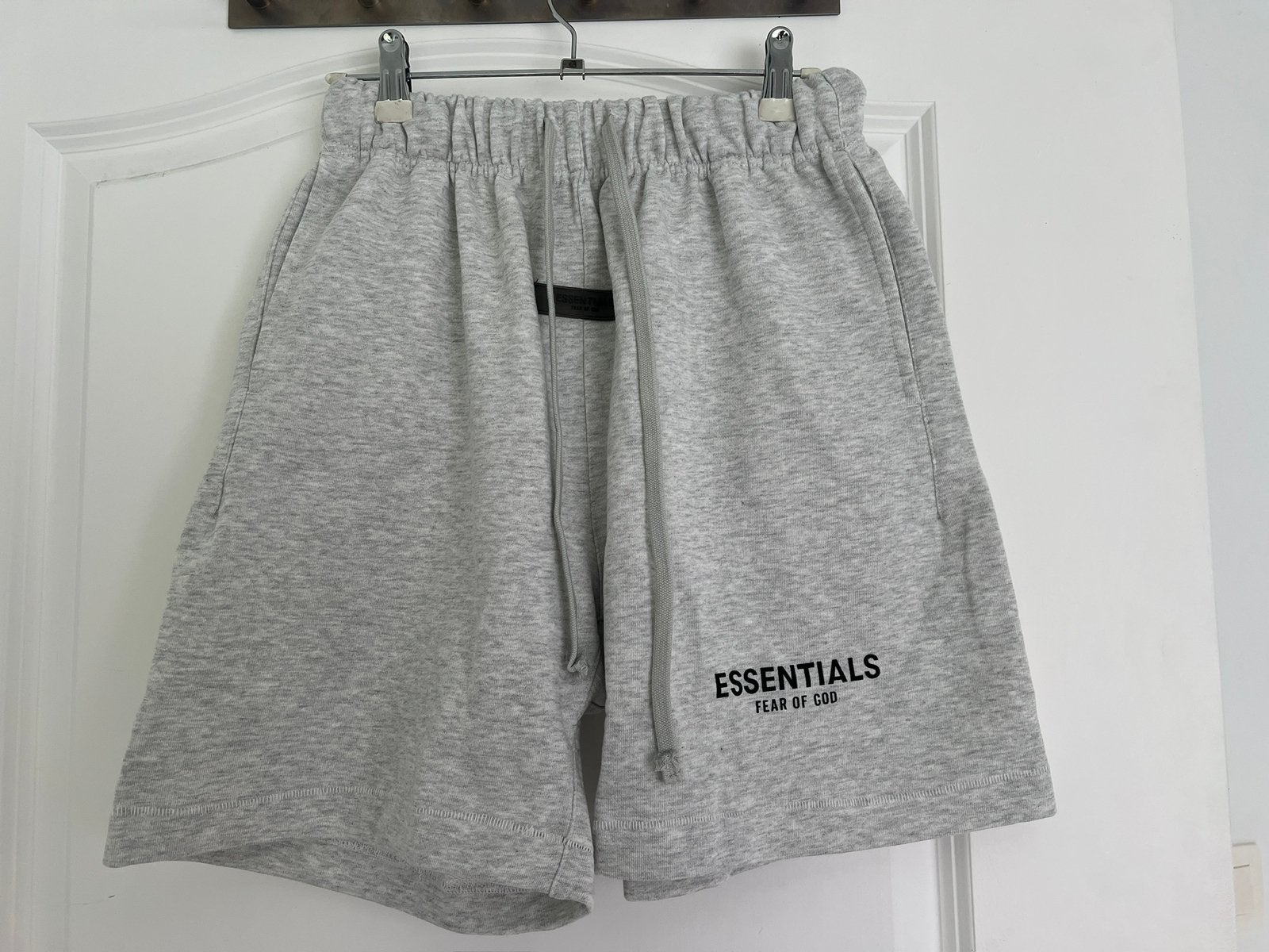 Grijze en zwarte Essentials short, Ophalen of Verzenden, Nieuw, Maat 46 (S) of kleiner
