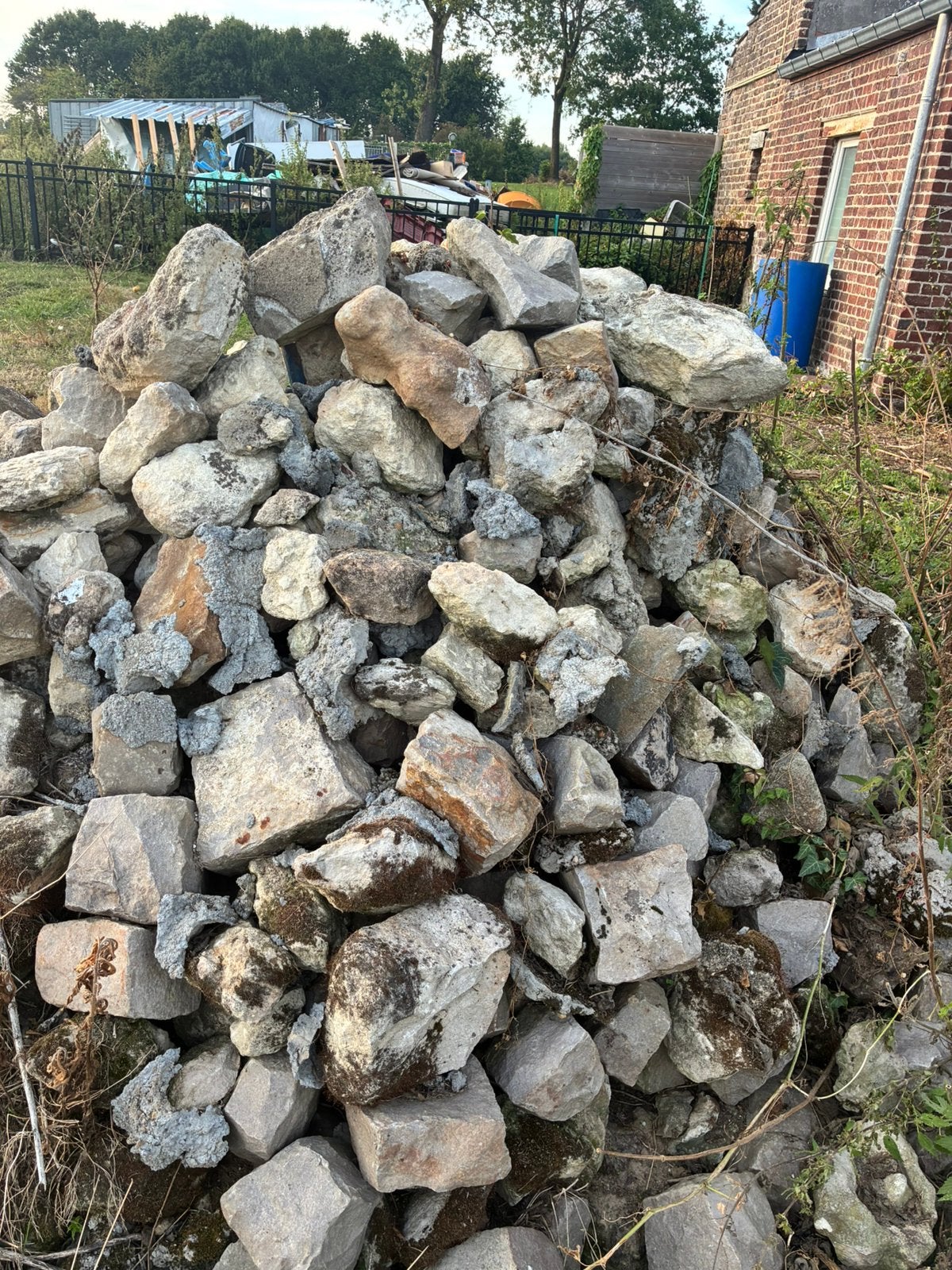 Gratis hoop stenen, vooral gobertange en kasei, Tuin en Terras, Grind, Keien en Split, Ophalen, Zo goed als nieuw