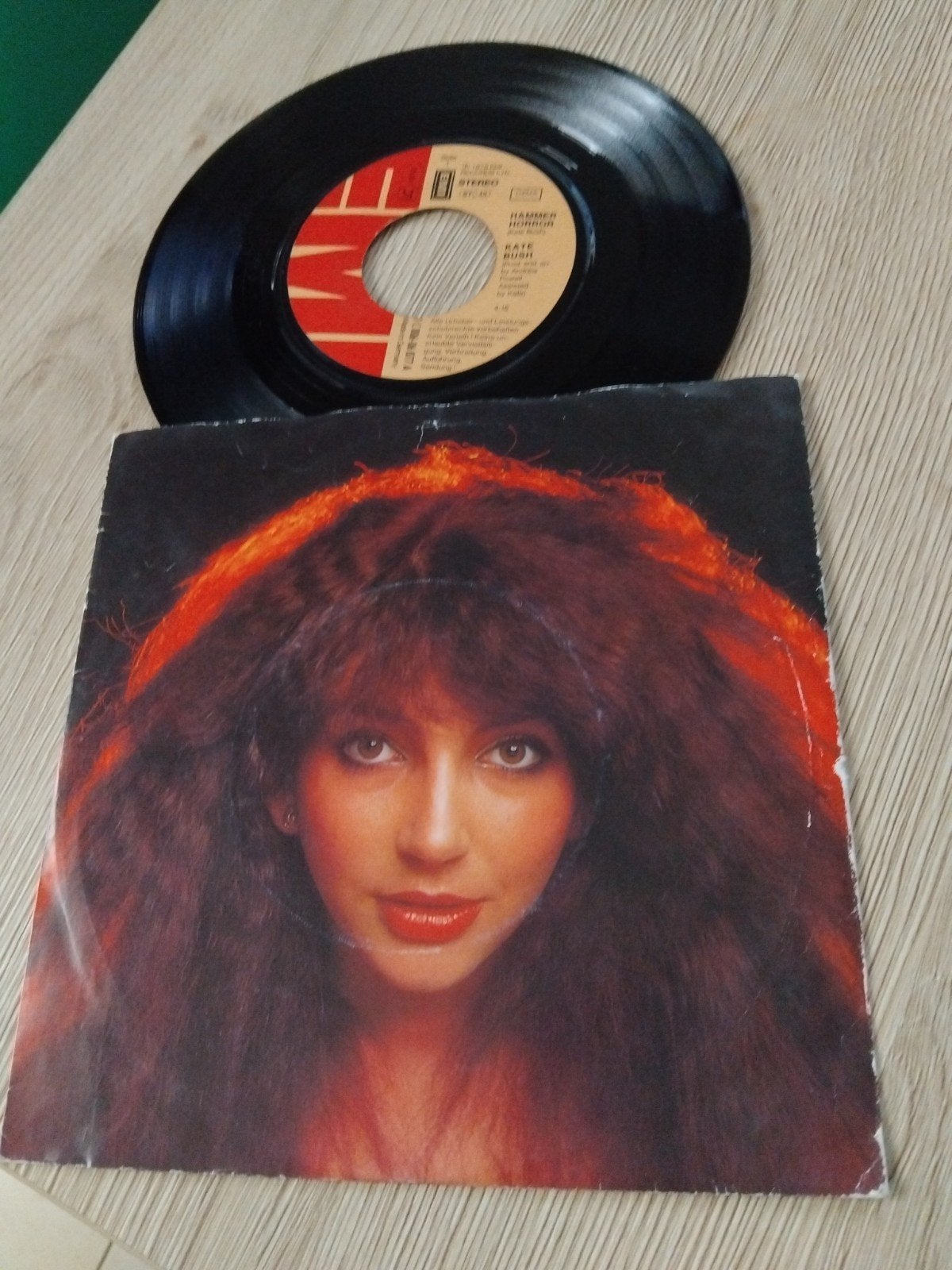 Kate Bush, Enlèvement ou Envoi