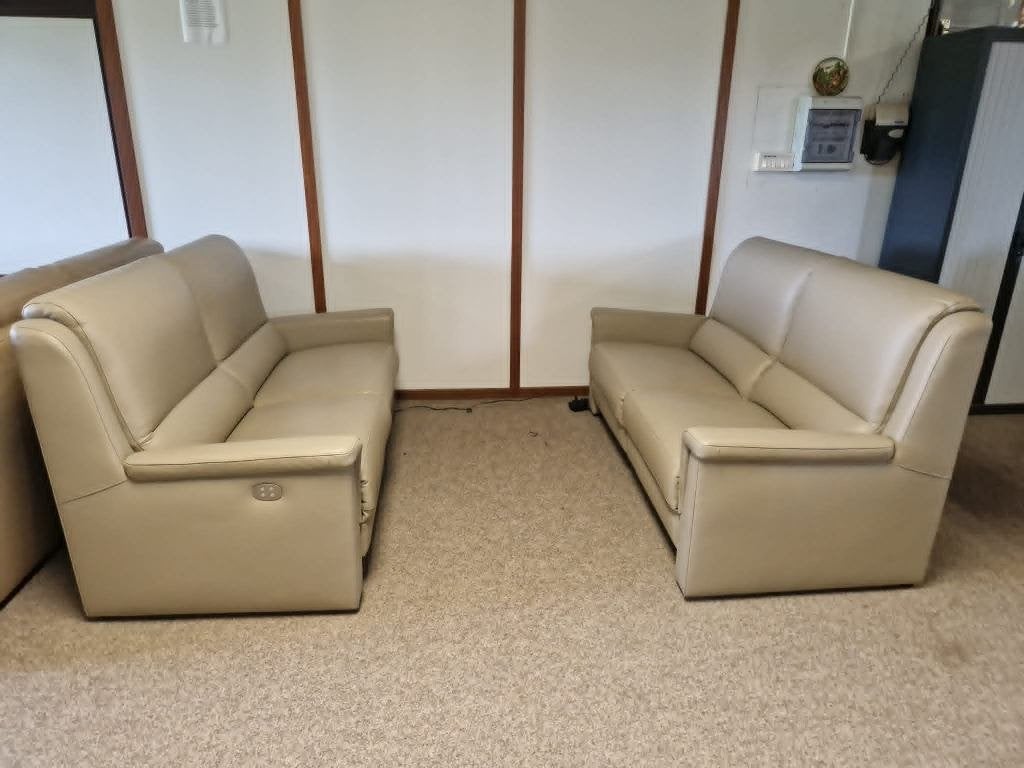 TAUPE BUFFELLEDEREN SALON MET ELEKTRISCHE RELAXEN, Huis en Inrichting, Ophalen, Gebruikt, Leer
