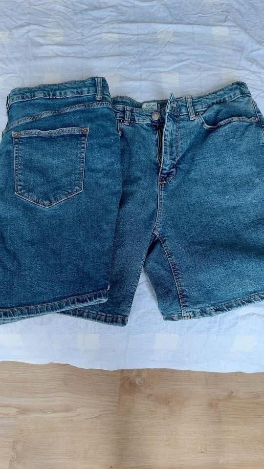 à vendre : jeans, shorts, tailles 42 à 44, y en a-t-il deux, Enlèvement, Comme neuf
