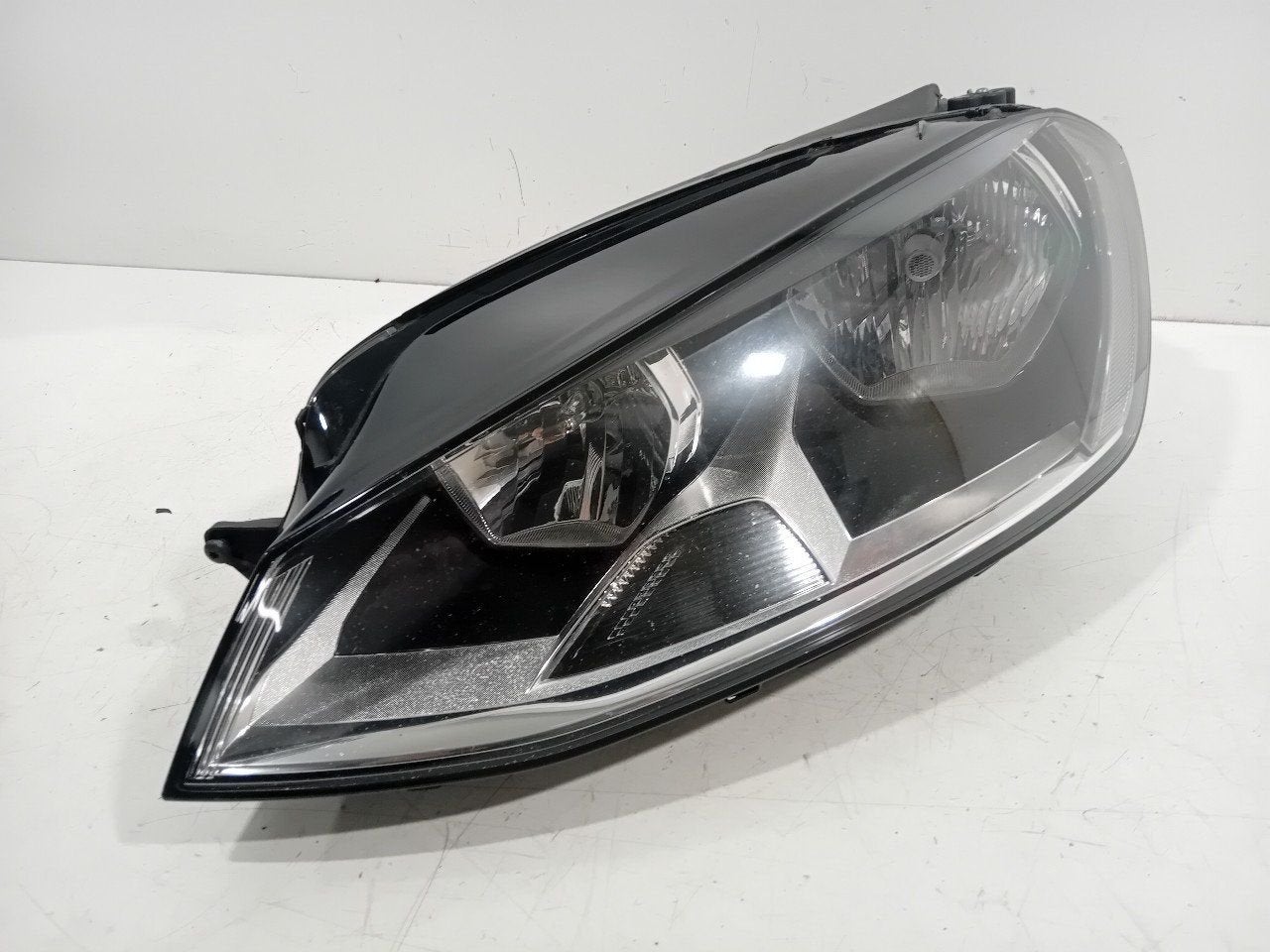 Koplamp links Volkswagen Golf, Onderdelen@venauto.nl, Van der Ven Autorecycling B.V., Ettenseweg 76, 4706 PB Roosendaal, The Netherlands