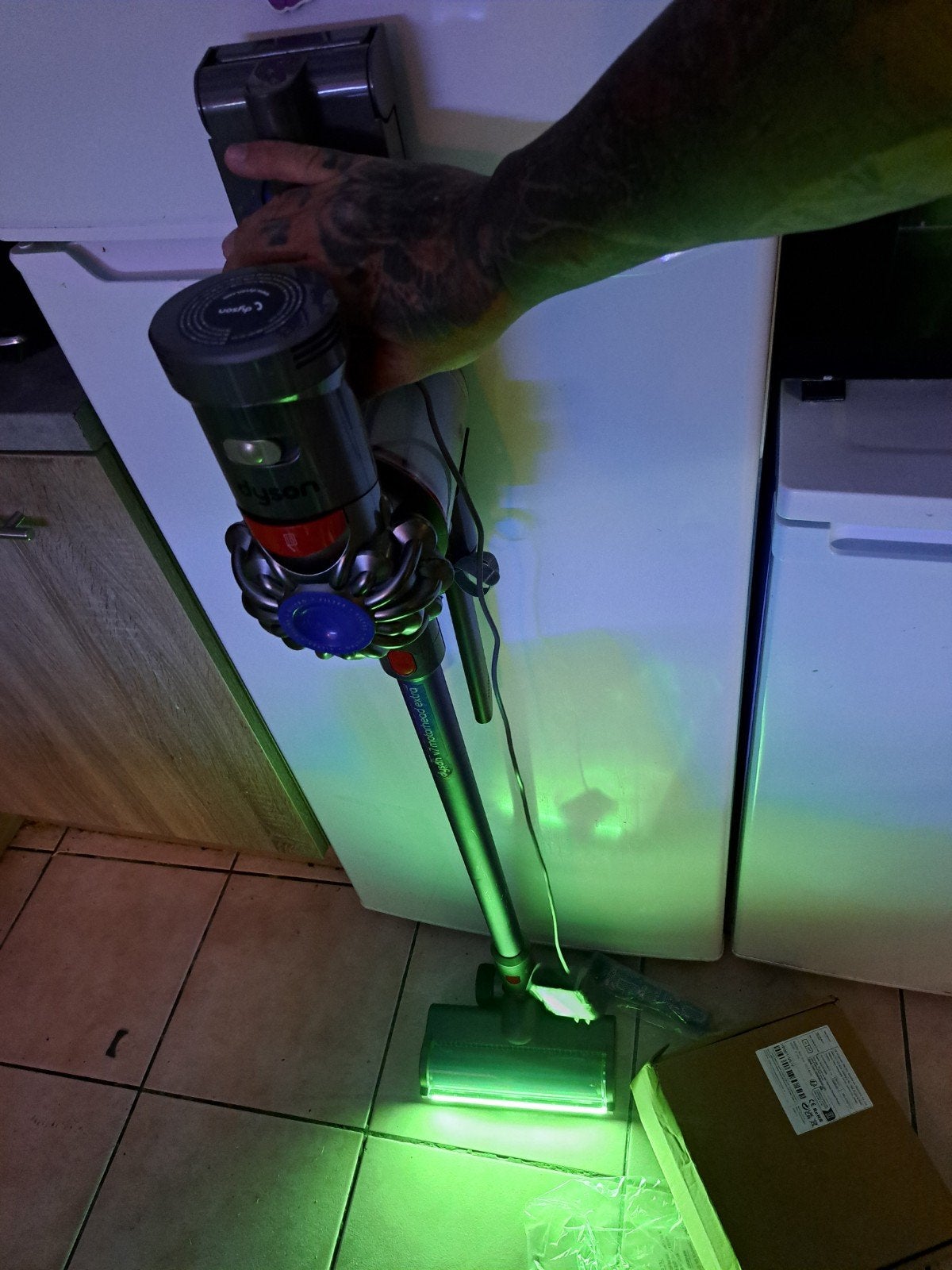 dyson v7 motorhead complet support etc+ brosse motorisée led, Electroménager, Aspirateurs, Réservoir, Comme neuf, Dyson, Puissance d'aspiration réglable