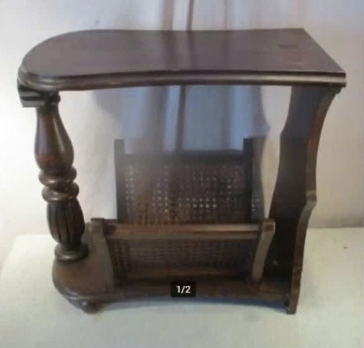 Belle table d'appoint ancienne en bois avec porte-journaux, Antiquités & Art, Enlèvement ou Envoi