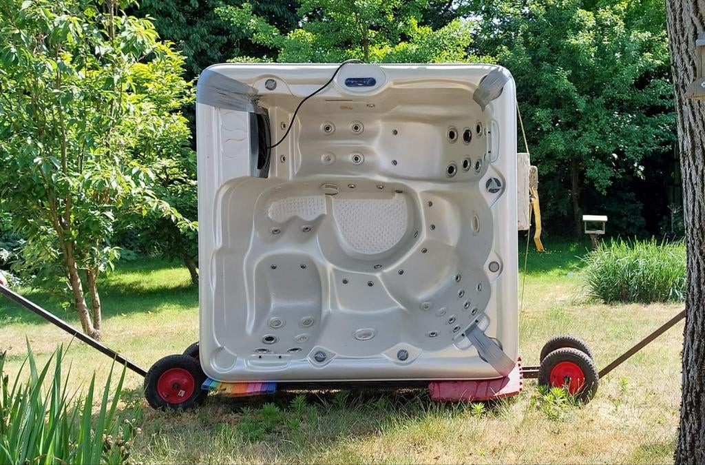 Jacuzzi livré gratuitement, garantie d'un an