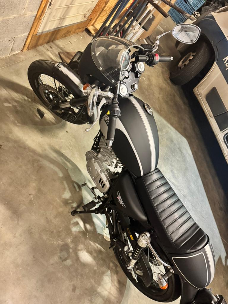 Mash Café Racer 125cc – Zeer mooie staat + helm inbegrepen, Particulier