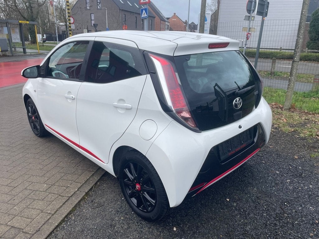 Toyota Aygo 1.0 benzine van 01/2015 met 112000km!, Auto's, Voorwielaandrijving, Stof, Zwart, Wit