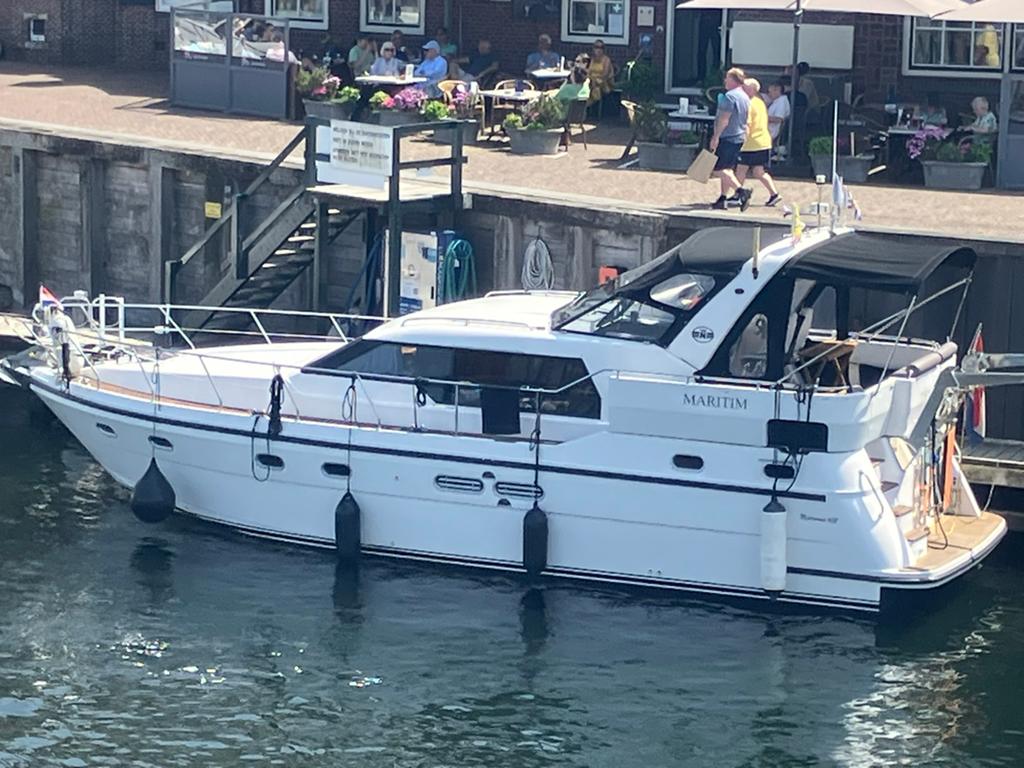 Let op motoryacht polyester Neptunus 108 twin expresse, Ophalen, Zo goed als nieuw