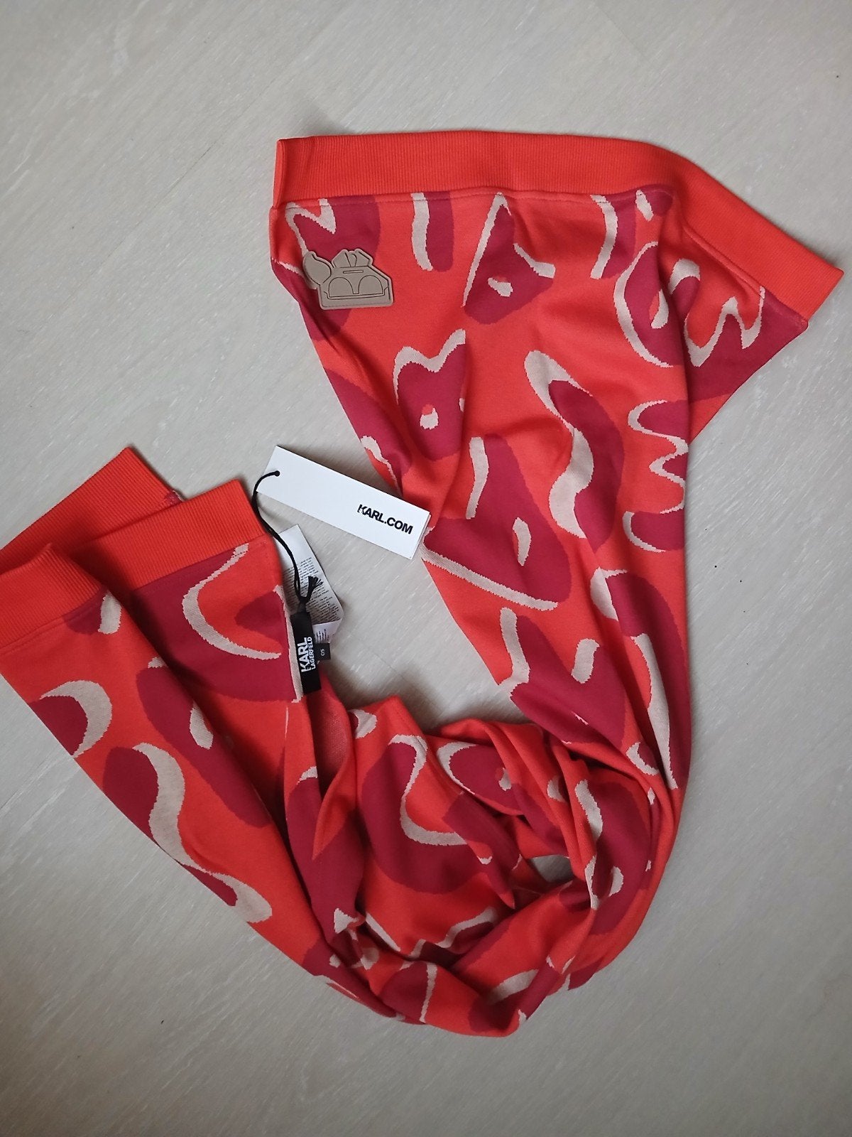 écharpe orange et fushia Karl Lagerfeld, Kleding | Dames, Karl Lagerfeld, Ophalen of Verzenden, Nieuw, Sjaal