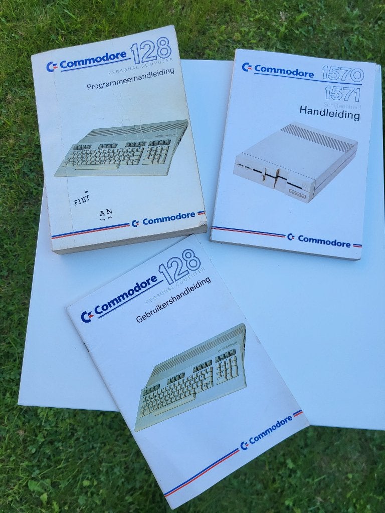 Boeken Handleiding Commodore, Ophalen of Verzenden, Gelezen, Programmeertaal of Theorie, Diverse auteurs