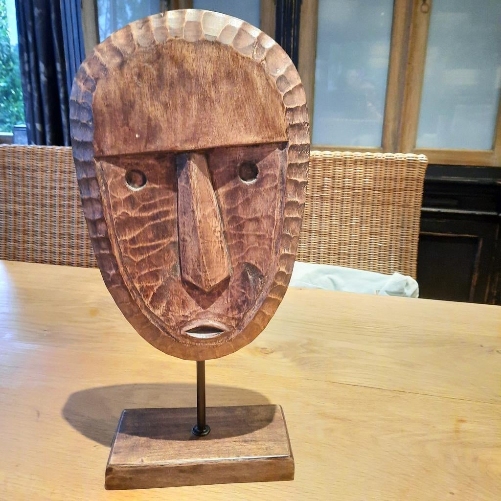 Masker in mangohout met voet, Ophalen