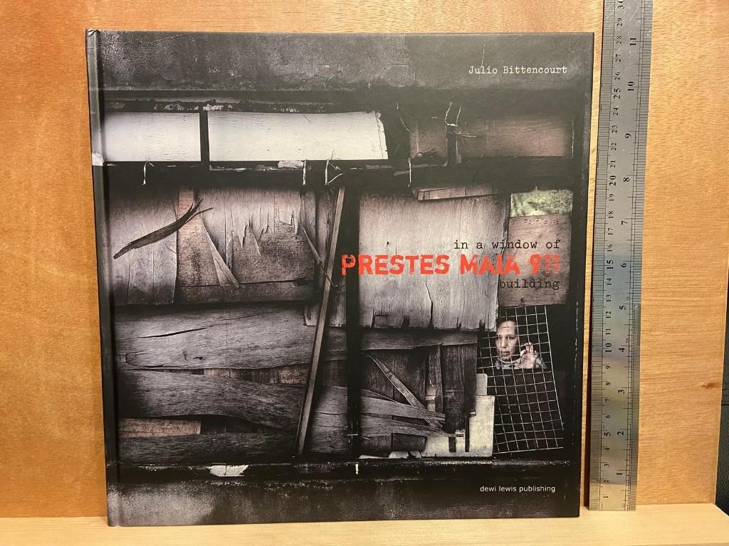 In A Window Of Prestes Maia 911 Building, Boeken, Kunst en Cultuur | Fotografie en Design, Fotografen, Ophalen of Verzenden, Zo goed als nieuw