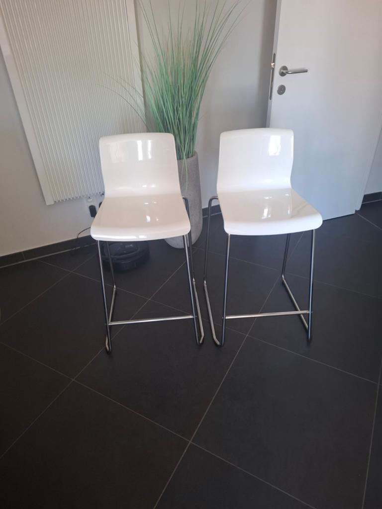 Hoge stoelen, Ophalen